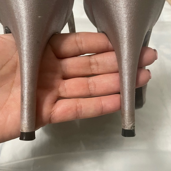 Nina New York silver with lavender hue satin ankle strap heels. Bows - Picture 5 of 11